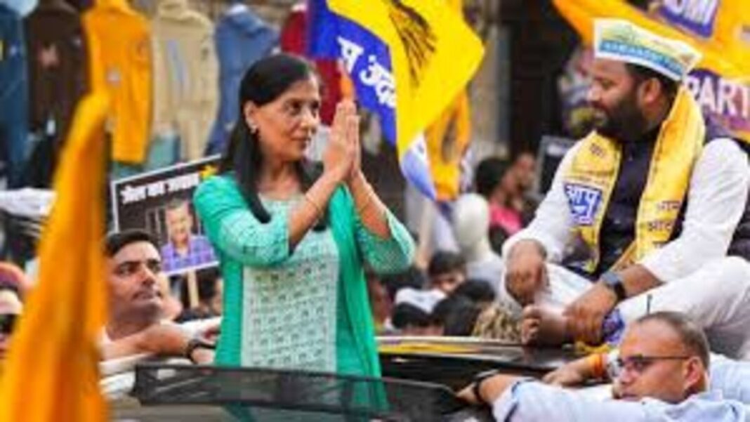 Arvind Kejriwal's Wife Sunita Kejriwal Holds First Roadshow Campaign ...